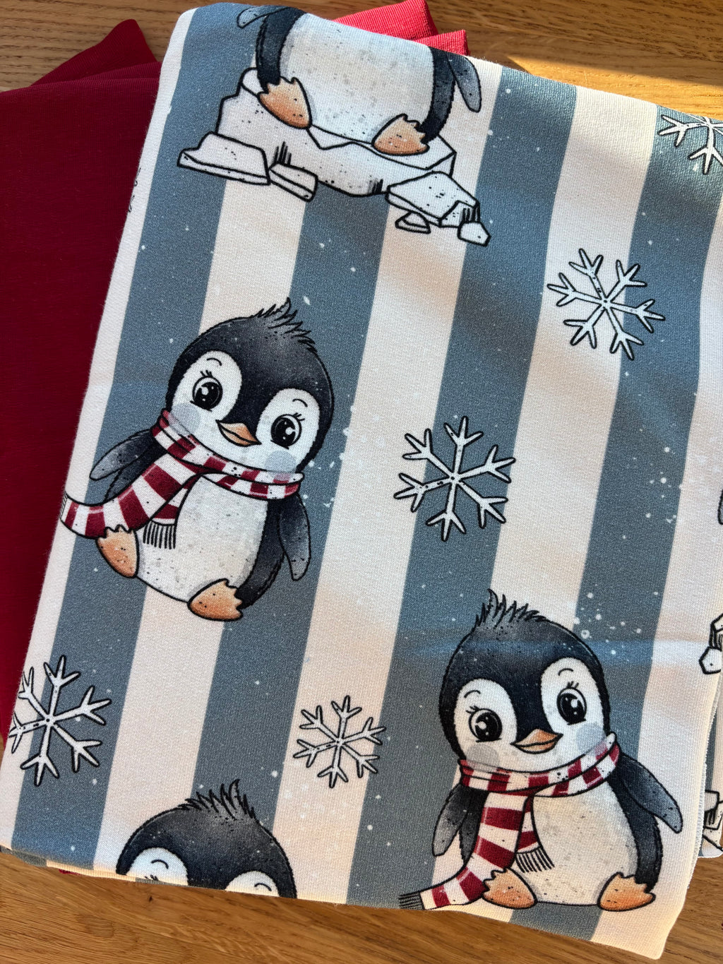 Winter-Stoffbundle Pinguin rot