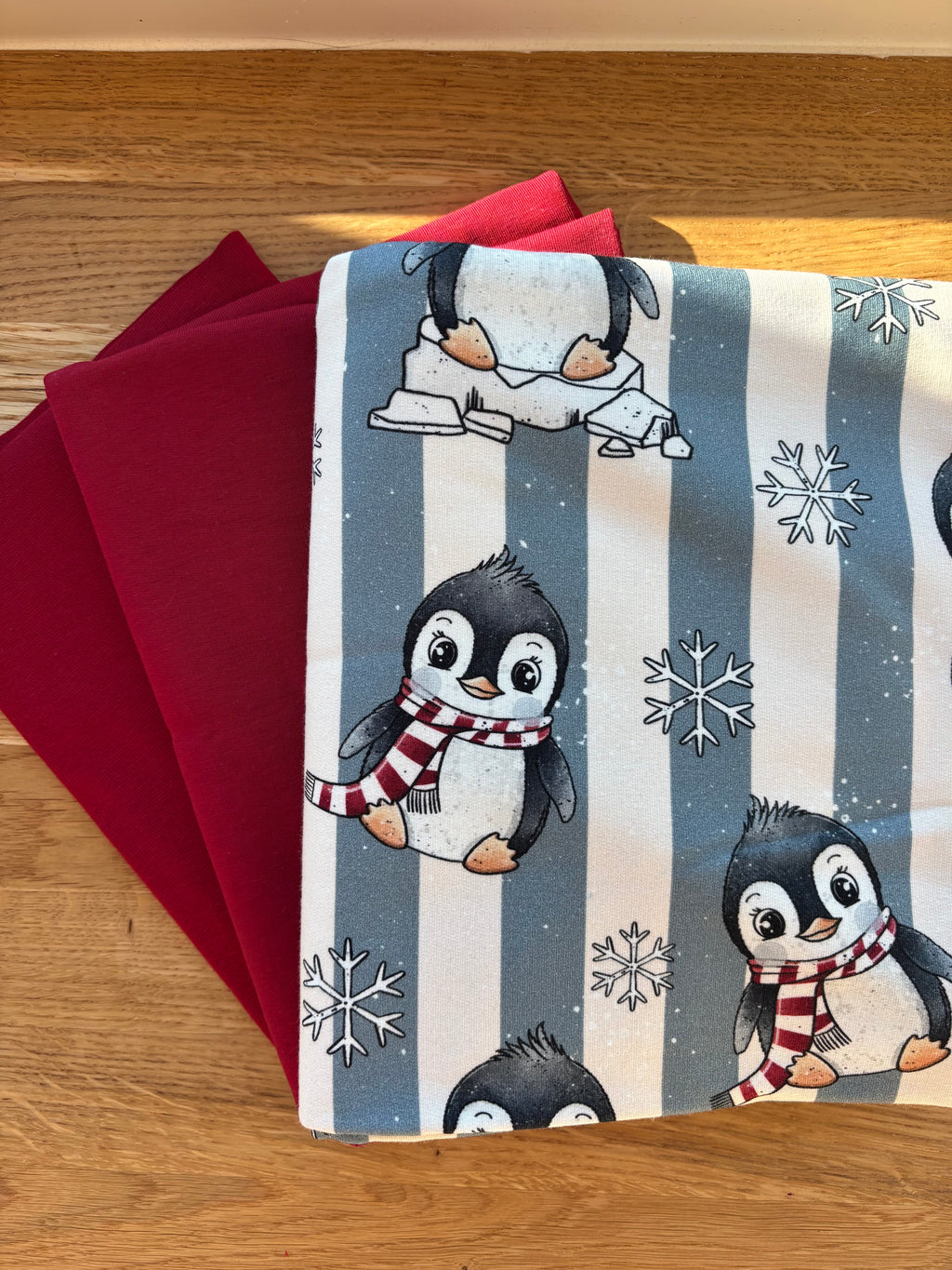 Winter-Stoffbundle Pinguin rot